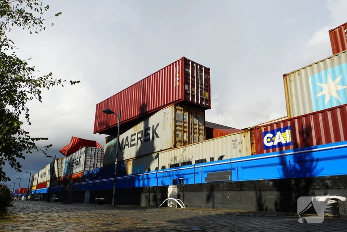 Containers te water na botsing met brug