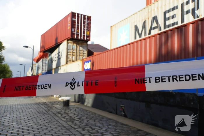 Containers te water na botsing met brug