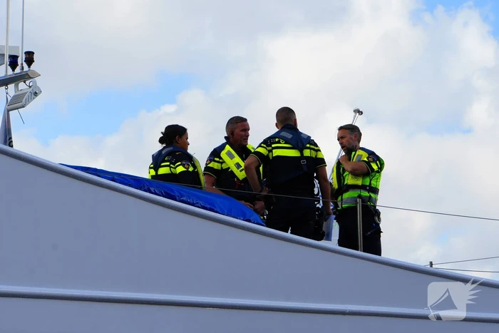 Containers te water na botsing met brug