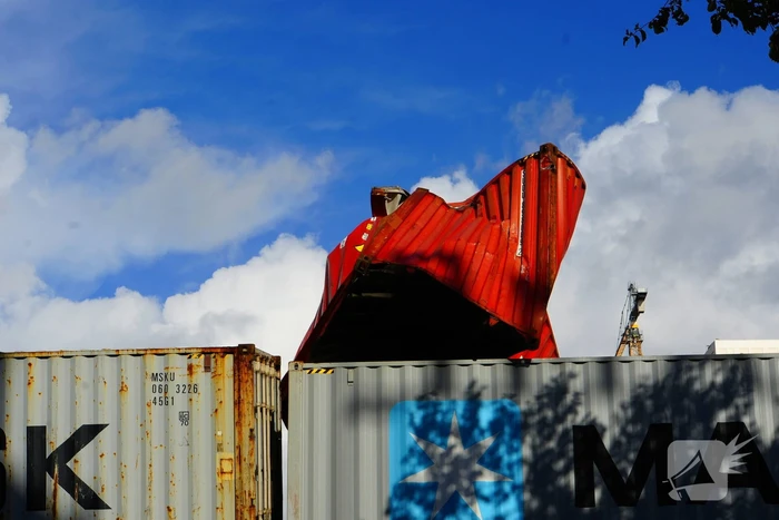 Containers te water na botsing met brug