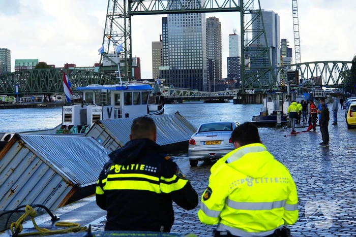 Containers te water na botsing met brug
