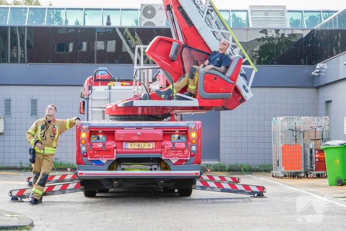 Hoogwerker ingezet bij stormschade aan flatgebouw