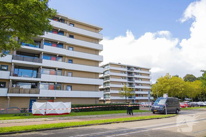 Persoon overlijdt na val van flatgebouw