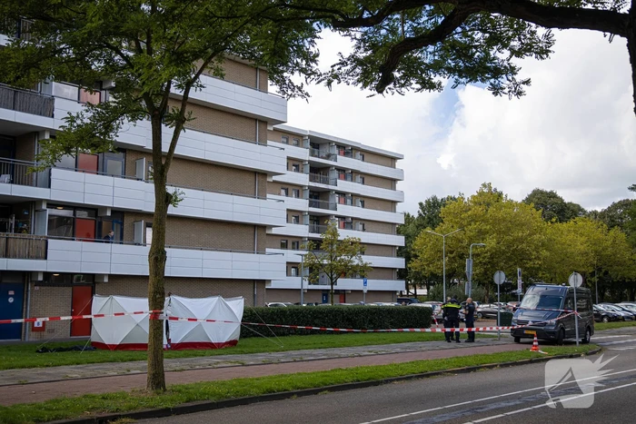 Persoon overlijdt na val van flatgebouw