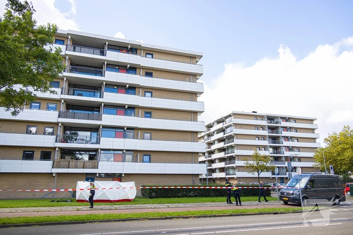 Persoon overlijdt na val van flatgebouw
