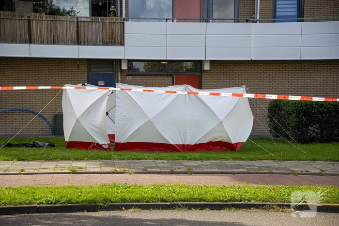 Persoon overlijdt na val van flatgebouw
