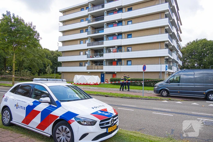 Persoon overlijdt na val van flatgebouw