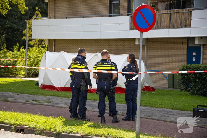 Persoon overlijdt na val van flatgebouw