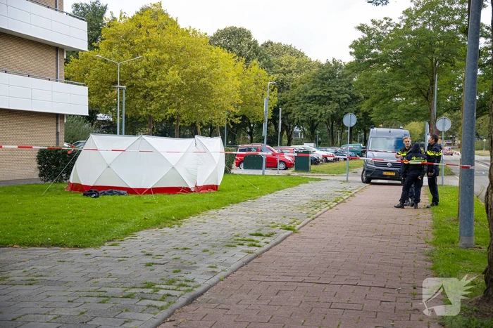 Persoon overlijdt na val van flatgebouw