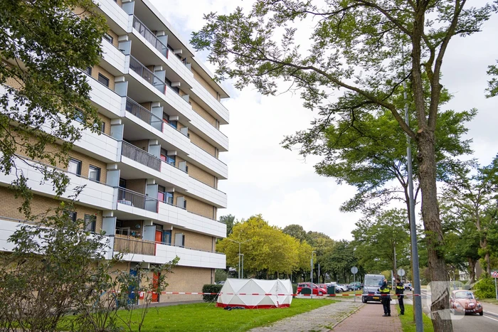 Persoon overlijdt na val van flatgebouw