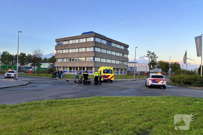 Personenauto rijdt door hek na botsing
