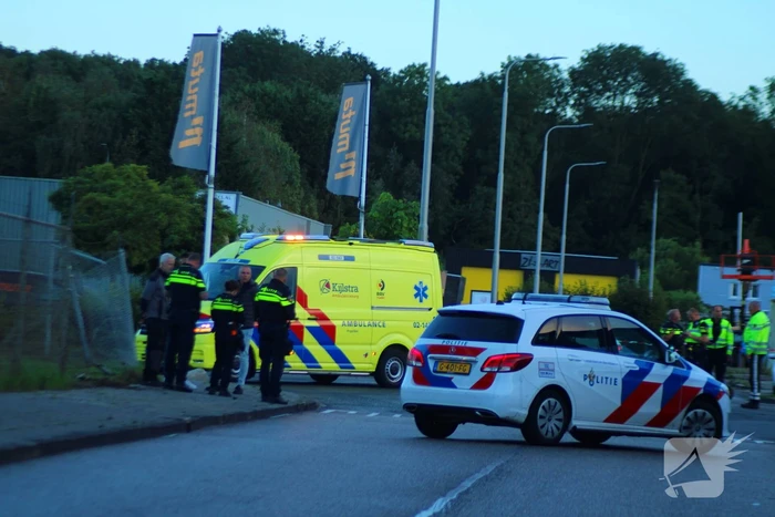 Personenauto rijdt door hek na botsing