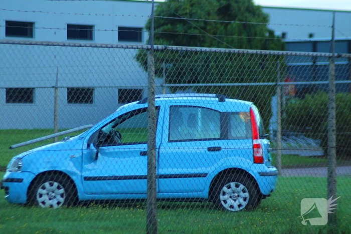 Personenauto rijdt door hek na botsing