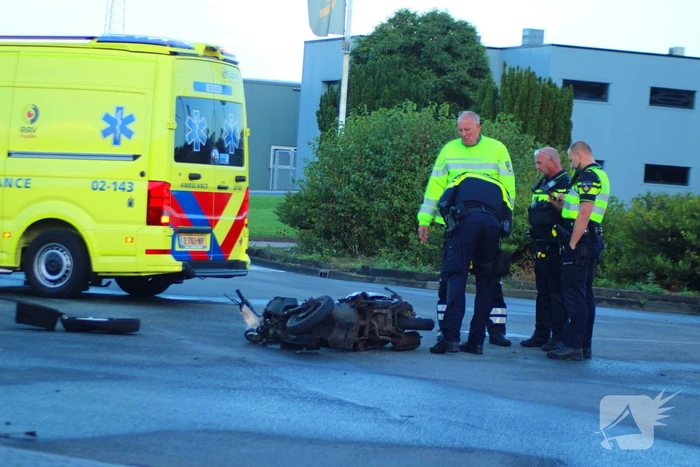 Personenauto rijdt door hek na botsing