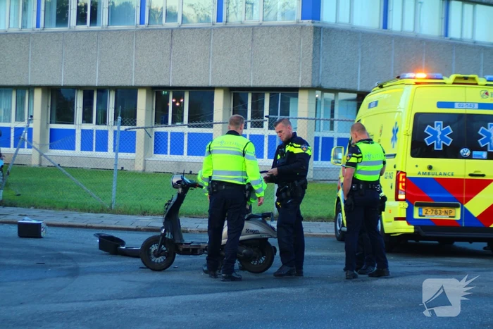 Personenauto rijdt door hek na botsing