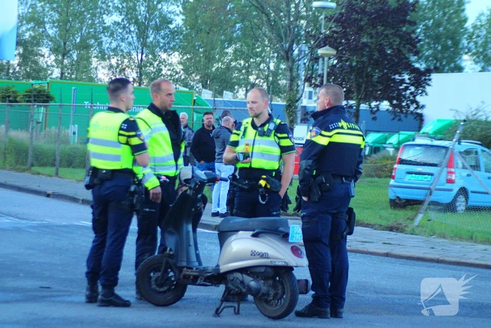 Personenauto rijdt door hek na botsing