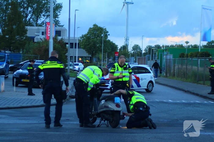 Personenauto rijdt door hek na botsing