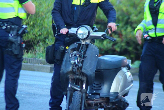 Personenauto rijdt door hek na botsing