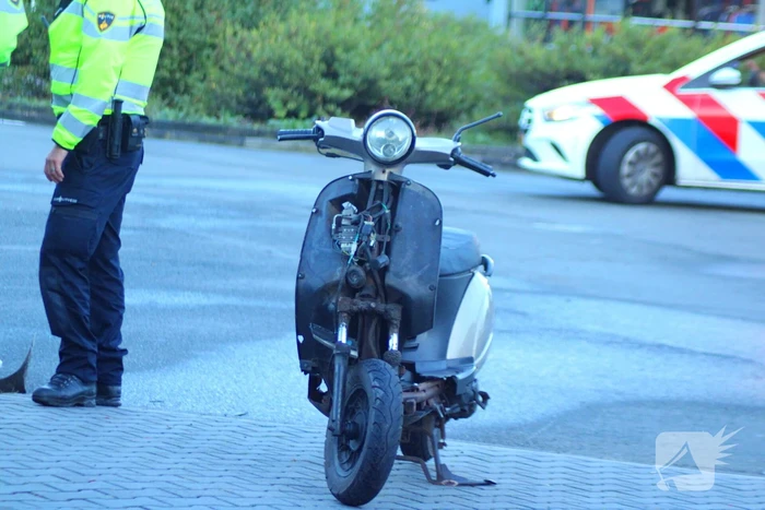 Personenauto rijdt door hek na botsing