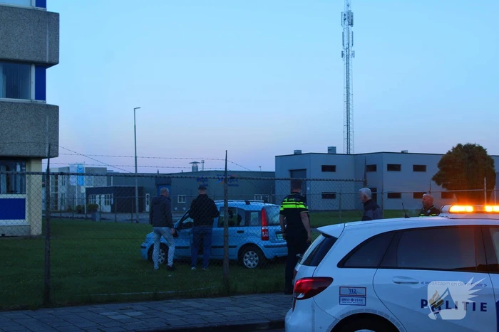 Personenauto rijdt door hek na botsing