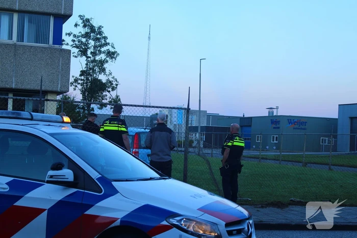 Personenauto rijdt door hek na botsing