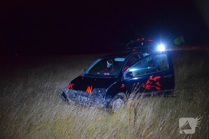 Auto rijdt van talud en ramt hekwerk
