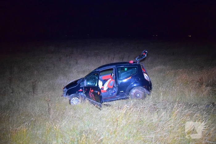 Auto rijdt van talud en ramt hekwerk