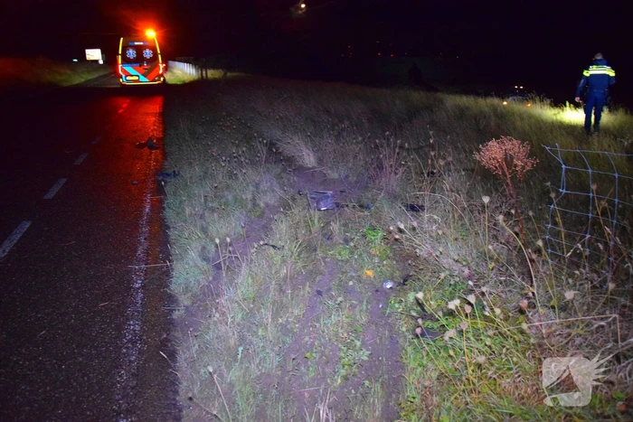 Auto rijdt van talud en ramt hekwerk