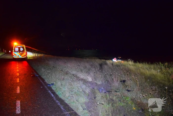 Auto rijdt van talud en ramt hekwerk