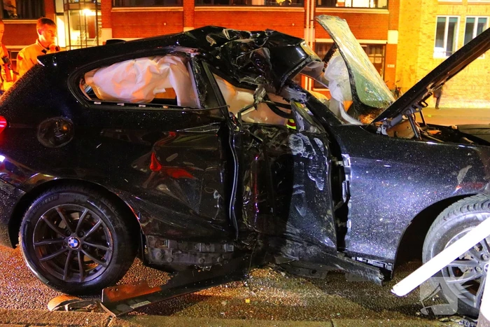 Auto volledig in kreukels na crash