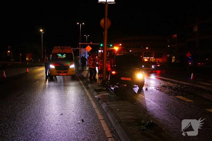 Auto volledig in kreukels na crash