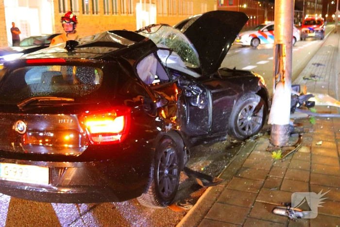 Auto volledig in kreukels na crash