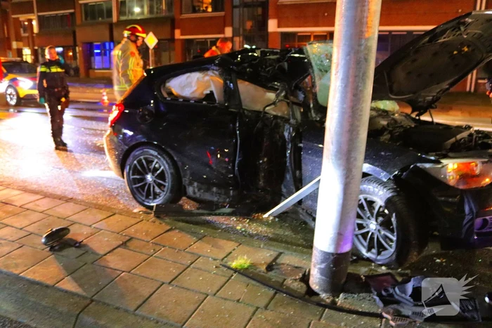 Auto volledig in kreukels na crash