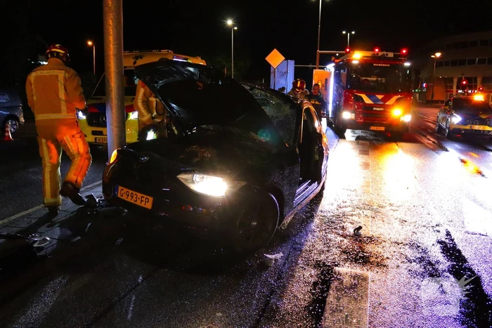 Auto volledig in kreukels na crash