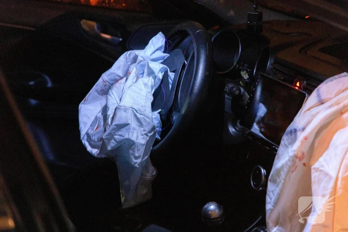 Boom doormidden nadat auto van weg raakt