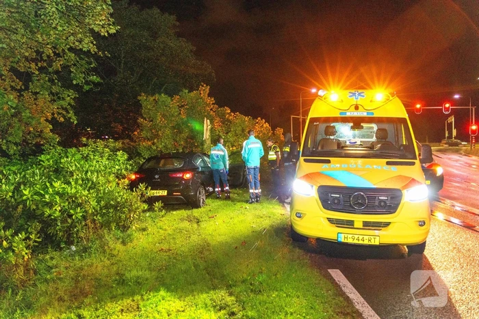 Boom doormidden nadat auto van weg raakt