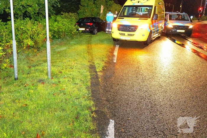 Boom doormidden nadat auto van weg raakt
