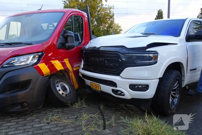 Bestelbus en 4x4 betrokken bij ongeval