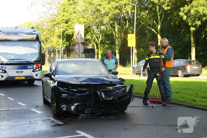 Taxichauffeur gewond bij botsing met graafmachine