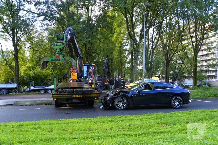 Taxichauffeur gewond bij botsing met graafmachine