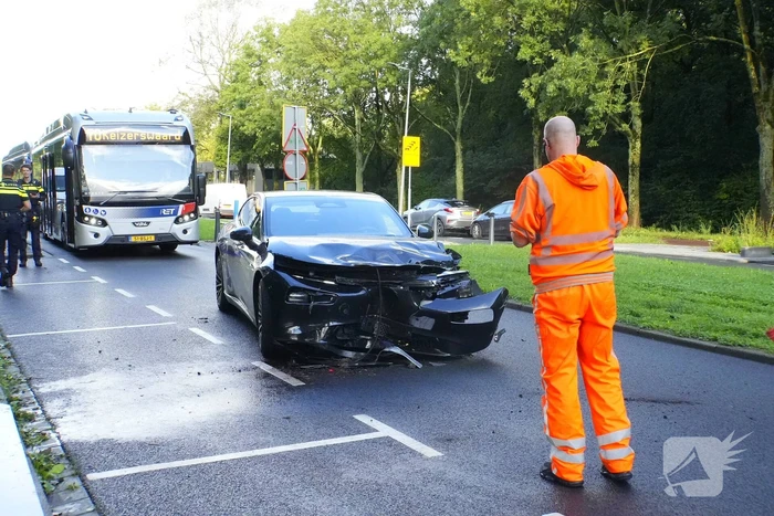 Taxichauffeur gewond bij botsing met graafmachine