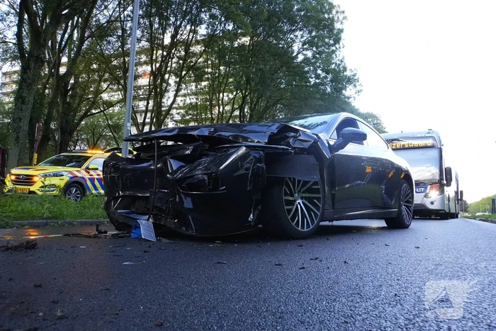 Taxichauffeur gewond bij botsing met graafmachine