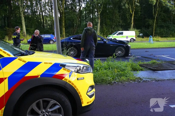 Taxichauffeur gewond bij botsing met graafmachine