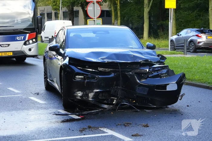 Taxichauffeur gewond bij botsing met graafmachine