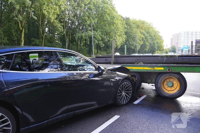 Taxichauffeur gewond bij botsing met graafmachine
