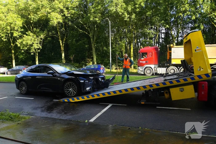 Taxichauffeur gewond bij botsing met graafmachine