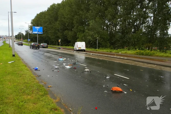 Veel schade bij aanrijding tussen bestelbus en een personenauto