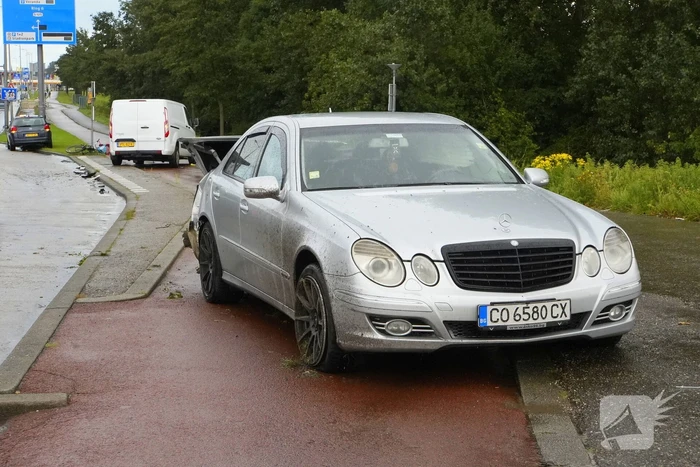 Veel schade bij aanrijding tussen bestelbus en een personenauto