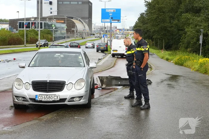 Veel schade bij aanrijding tussen bestelbus en een personenauto