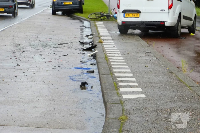 Veel schade bij aanrijding tussen bestelbus en een personenauto